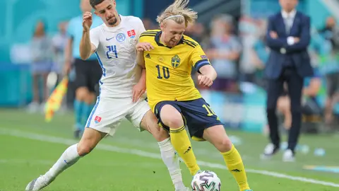 18 June 2021, Russia, Saint Petersburg: Sweden's Emil Forsberg (R) and Slovakia's Martin Koscelnik battle for the ball during the UEFA Euro 2020 Group E soccer match between Sweden and Slovakia at the Krestovsky Stadium. Photo: Igor Russak/dpa