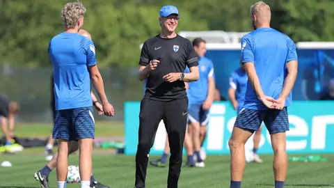 20 June 2021, Russia, Zelenogorsk: Finland National coach Markku Kanerva speaks to his players during a training session for the team ahead of Monday's UEFA EURO 2020 Group B soccer match against Belgium. Photo: Igor Russak/dpa.