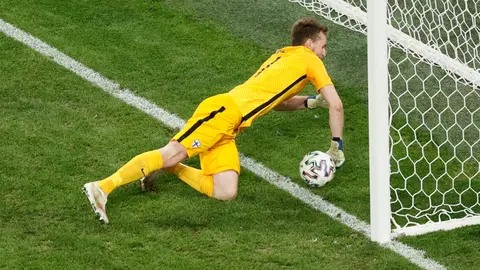 21 June 2021, Russia, Saint Petersburg: Finland goalkeeper Lukas Hradecky fails to save a ball as Belgium's Thomas Vermaelen (Not Pictured) scores his side's first goal during the UEFA EURO 2020 Group B soccer match between Finland and Belgium at Saint Petersburg stadium. Photo: Bruno Fahy/BELGA/dpa
