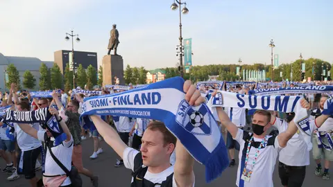 21 June 2021, Russia, Saint Petersburg: Finland fans cheer outside Saint Petersburg stadium prior to the start of the UEFA EURO 2020 Group B soccer match between Finland and Belgium. Photo: Igor Russak/dpa