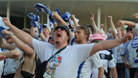 21 June 2021, Russia, Saint Petersburg: Finland fans cheer outside Saint Petersburg stadium prior to the start of the UEFA EURO 2020 Group B soccer match between Finland and Belgium. Photo: Igor Russak/dpa.