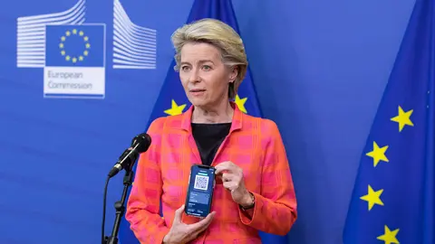 HANDOUT - 16 June 2021, Belgium, Brussels: European Commission President Ursula von der Leyen holds a mobile phone as she gives a statement about the EU Digital COVID Certificate. Photo: Xavier Lejeune/Commission Européenne/dpa - ATTENTION: editorial use only and only if the credit mentioned above is referenced in full