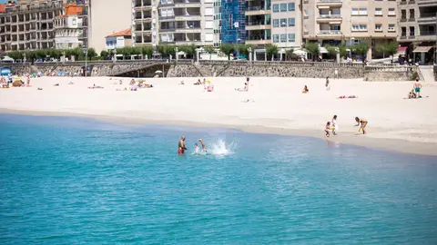 04 June 2021, Spain, Pontevedra: Beachgoers take a dip at the Pontevedra beach. Photo: Beatriz Ciscar/EUROPA PRESS/dpa