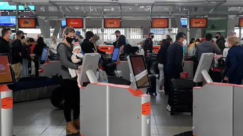 23 June 2021, Australia, Sydney: Passengers use check-in machines at Sydney Domestic Airport. New Zealand has stopped quarantine-free travel with Australian State New South Wales for at least 72 hours after the Bondi cluster in Sydney's east rose. Photo: Dan Himbrechts/AAP/dpa