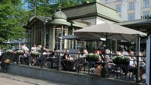 Customers enjoying a drink on a terrace in Helsinki. Photo: Foreigner.fi.