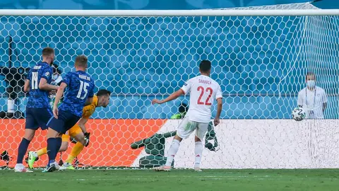 23 June 2021, Spain, Seville: Spain's Pablo Sarabia (R) scores his side's third goal during the UEFA EURO 2020 Group E soccer match between Slovakia and Spain at Estadio La Cartuja de Sevilla. Photo: Cezaro De Luca/dpa