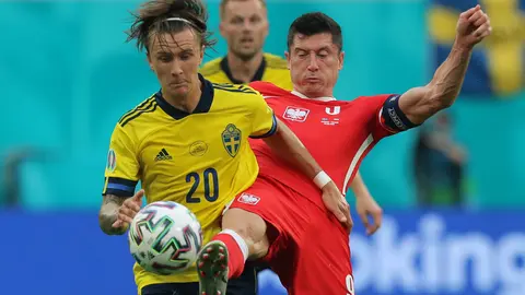 23 June 2021, Russia, St. Petersburg: Sweden's Kristoffer Olsson (L) and Poland's Robert Lewandowski battle for the ball during the UEFA EURO 2020 Group E soccer match between Sweden and Poland at St. Petersburg Stadium. Photo: Igor Russak/dpa.