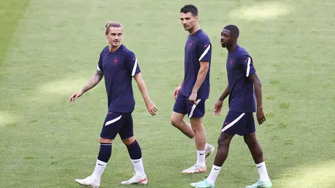14 June 2021, Bavaria, Munich: (L-R) France's Antoine Griezmann, Leo Dubois and Ousmane Dembele take part in a training session for the team ahead of Tuesday's UEFA EURO 2020 Group F soccer match against Germany. Photo: Christian Charisius/dpa.