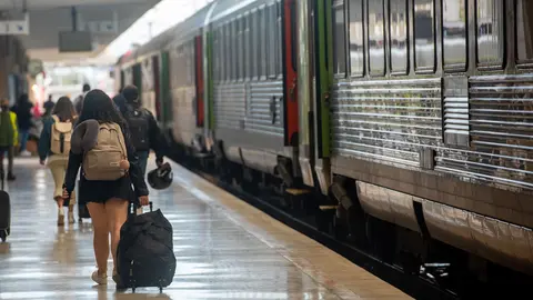 18 June 2021, Portugal, Lisbon: People walk across a platform at Lisbon's the Santa Apolonia station. Due to a worrying spread of the delta variant of the coronavirus, Lisbon has been sealed off for two-and-a-half days. Photo: Paulo Mumia/dpa