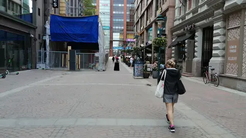 A woman walks down a shopping street in central Helsinki. Photo: Foreigner.fi.