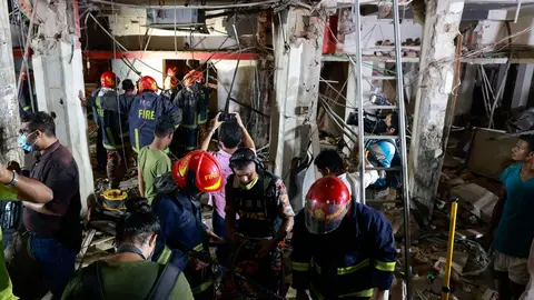 27 June 2021, Bangladesh, Dhaka: Rescue workers inspect the scene after an explosion ripped through a multi-storey building in the Bangladeshi capital, which has killed at least three people and injuring dozens of others. Photo: Suvra Kanti Das/ZUMA Wire/dpa