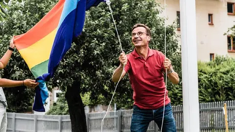 Sweden
The leader of the Swedish Moderate Party Ulf Kristersson, raising an LGBT rainbow flag. Photo: @UlfKristerssonM/Facebook.