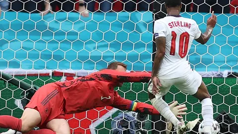 29 June 2021, United Kingdom, London: England's Raheem Sterling (R) scores his side's first goal during the UEFA EURO 2020 round of 16 soccer match between England and Germany at Wembley Stadium. Photo: Christian Charisius/dpa
