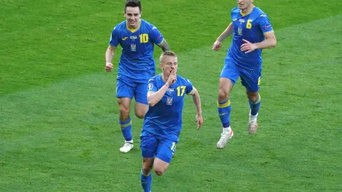 29 June 2021, United Kingdom, Glasgow: Ukraine's Oleksandr Zinchenko (C) celebrates scoring his side's first goal with team-mates during the UEFA EURO 2020 round of 16 soccer match between Sweden and Ukraine at Hampden Park. Photo: Andrew Milligan/PA Wire/dpa