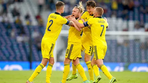 29 June 2021, United Kingdom, Glasgow: Sweden's Emil Forsberg (2nd L) celebrates scoring his side's first goal with team mates during the UEFA EURO 2020 round of 16 soccer match between Sweden and Ukraine at Hampden Park. Photo: Jane Barlow/PA Wire/dpa