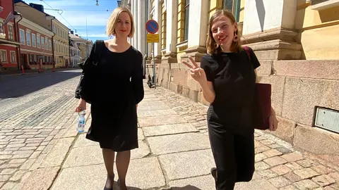 Minister of Education Li Andersson (R) and the new Health Minister Hanna Sarkkinen, on their way to their posts. Photo: Twitter/@liandersson.