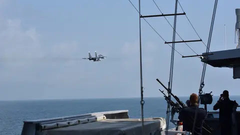 A Russian jet fighter flies close to the Dutch warship. Photo: Twitter/Dutch Ministry of Defence/@Defensie.