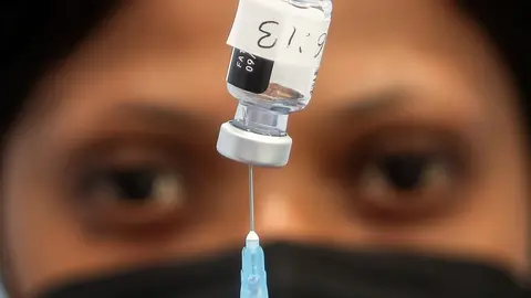 18 June 2021, United Kingdom, London: A nurse prepares a dose of the Pfizer-BioNtech COVID-19 vaccine at a vaccination clinic. Photo: Dinendra Haria/SOPA Images via ZUMA Wire/dpa