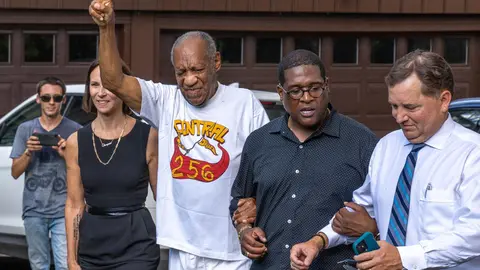 30 June 2021, US, Elkins Park: US actor Bill Cosby (2nd L) walks to briefly address the media with his attorney Jennifer Bonjean (L) and spokesman Andrew Wyatt (2nd R) in front of his home after the Pennsylvania Supreme Court overturned his sexual assault conviction. Photo: Jim Z. Rider/ZUMA Wire/dpa