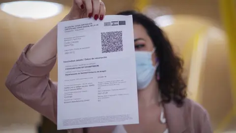 01 July 2021, Spain, Madrid: A woman shows her European Union coronavirus digital vaccination certificate on the day of its launch at Adolfo Suarez airport in Barajas. Photo: Eduardo Parra/EUROPA PRESS/dpa