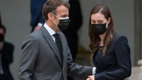 01 July 2021, France, Paris: French President Emmanuel Macron (L) bids farewell to Prime Minister of Finland Sanna Marin following their meeting at the Elysee Palace. Photo: Julien Mattia/Le Pictorium Agency via ZUMA/dpa