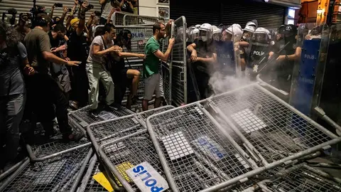 01 July 2021, Turkey, Istanbul: Protesters try to push through the police barriers during a demonstration against Turkey's formal withdrawal from the Istanbul Convention. Istanbul Convention, signed by 45 countries and the European Union, requires the prevention of all kinds of violence against women, protection of victims of violence and punishment of criminals. Photo: Murat Baykara/SOPA Images via ZUMA Wire/dpa
