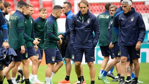 01 July 2021, Bavaria, Munich: Italy Head Coach Roberto Mancini leads a training session for the team ahead of Friday's UEFA EURO 2020 quarter-final soccer match against Belgium. Photo: Federico Gambarini/dpa