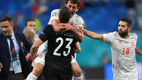 Spain's Oyarzabal and goalkeeper Unai Simon celebrate qualifying for the semifinals. Photo: Twitter/EURO 2020.