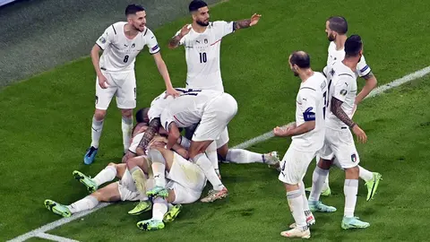 02 July 2021, Munich: Italy players celebrate scoring thier side's first goal during the UEFA EURO 2020 quarter-final soccer match between Italy and Belgium at the Allianz Arena. Photo: Laurie Dieffembacq/BELGA/dpa