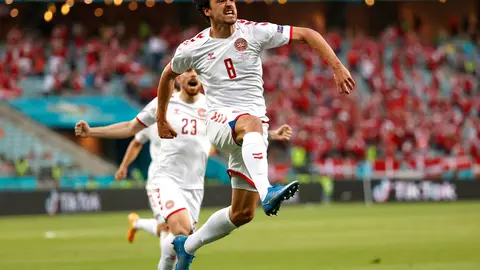 Thomas Delaney celebrates after scoring his side's first goal. Photo: Twitter/@EURO 2020.