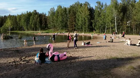 People enjoying a hot day in June at Häkli beach, in Tuusula. Photo: © Foreigner.fi