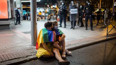 05 July 2021, Spain, Madrid: Two young people embrace during a rally under the slogan "JusticeForSamuel" against the killing of the 24-year-old Samuel Luiz, who was allegedly beaten to death by several men on Saturday night outside a nightclub in the city of A Coruna. Friends of Samuel raised the alarm claiming his death was motivated by homophobia, prompting calls for protests all over the country from LGBTQ activists. Photo: Alejandro Martínez Vélez/EUROPA PRESS/dpa