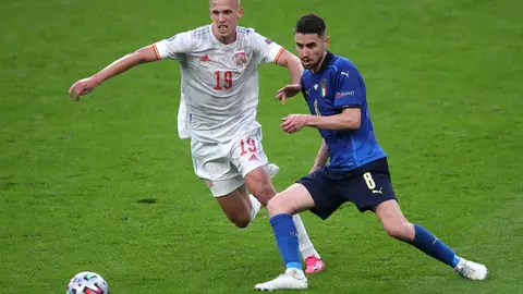 06 July 2021, United Kingdom, London: Spain's Dani Olmo (L) and Italy's Jorginho battle for the ball during the UEFA EURO 2020 semi final soccer match between Italy and Spain at Wembley Stadium. Photo: Nick Potts/PA Wire/dpa