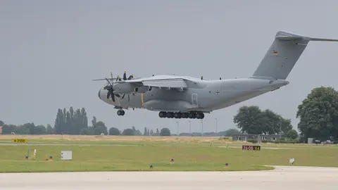 30 June 2021, Lower Saxony, Wunstorf: An Airbus A400M transport aircraft of the German Air Force approaches the airfield. The last soldiers of the German Afghanistan mission have arrived at the air base in Lower Saxony. The mission had ended its operation in Afghanistan on Tuesday after almost 20 years. Photo: Hauke-Christian Dittrich/dpa-Pool/dpa