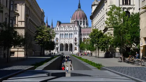 14 June 2021, Hungary, Budapest: Tourists visit the National Unity Monument, at Lajos Kossuth Square in front of the Hungarian Parliament. Photo: Robert Michael/dpa-Zentralbild/dpa