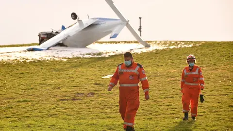 22 June 2021, Australia, Melbourne: The State Emergency Service (SES) personnel work at the scene of a light plane crash near the Capital Golf Course, in Melbourne. A pilot has been injured after his light plane crashed into trees shortly after take-off from Moorabbin airport. Photo: James Ross/AAP/dpa