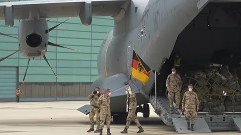 30 June 2021, Lower Saxony, Wunstorf: Soldiers of the German Armed Forces get off an Airbus A400M transport aircraft of the German Air Force at an airfield. The last soldiers of the German Afghanistan mission have arrived at the air base in Lower Saxony. The mission had ended its operation in Afghanistan on Tuesday after almost 20 years. Photo: Hauke-Christian Dittrich/dpa-Pool/dpa