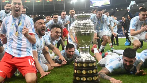 10 July 2021, Brazil, Rio de Janeiro: The Argentine national team cheers behind the trophy after winning the CONMEBOL Copa America Final soccer match against Brazil at The Maracana Stadium. Photo: Andre Borges/dpa
