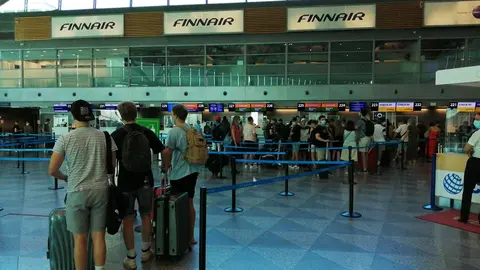 Travelers about to undergo a security check at Helsinki-Vantaa Airport. Photo: Foreigner.fi.