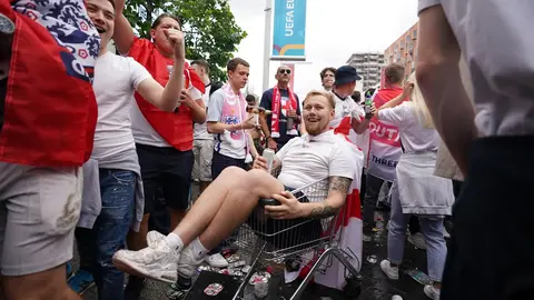 11 July 2021, United Kingdom, London: England fans cheer outside the hosting ground ahead of the UEFA EURO 2020 final soccer match between Italy and England, which to take place later in the day at Wembley Stadium. Photo: Zac Goodwin/PA Wire/dpa