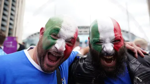 11 July 2021, United Kingdom, London: Italy fans cheer outside the hosting ground ahead of the UEFA EURO 2020 final soccer match between Italy and England, which to take place later in the day at Wembley Stadium. Photo: Zac Goodwin/PA Wire/dpa