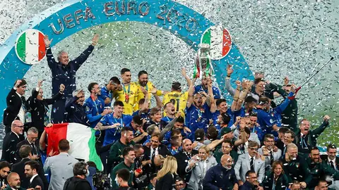 11 July 2021, United Kingdom, London: Italy players celebrate with the trophy after the final whistle of the UEFA EURO 2020 final soccer match between Italy and England at Wembley Stadium. Photo: Christian Charisius/dpa