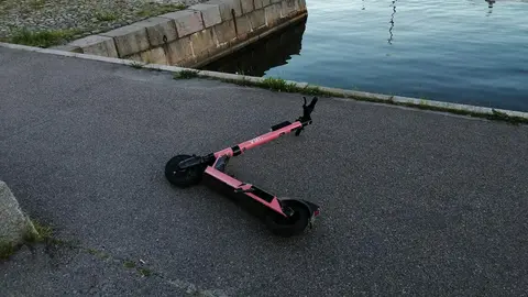 An e-scooter on the street in the port of Helsinki. Photo: Foreigner.fi/File photo.