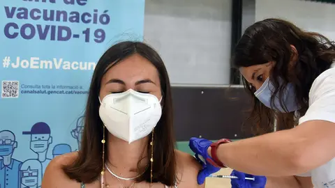11 July 2021, Spain, Calafell: A nurse administers the first dose of Pfizer-BioNTech COVID-19 Vaccine to a woman at the Calafell Vaccination Center. Photo: Ramon Costa/SOPA Images via ZUMA Wire/dpa
