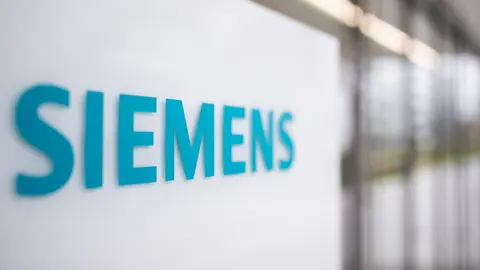 FILED - 30 April 2021, Bavaria, Erlangen: The logo of the German industrial group Siemens, stands on a stele at the entrance of an office building on the Siemens campus in Erlangen. Siemens and BioNTech intend to cooperate in setting up a vaccine production site in Singapore Photo: Daniel Karmann/dpa