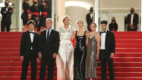 Film producer Jean-Christophe Reymond, Vincent Lindon, actor from France, Julia Ducrounau, director from France, Agathe Rousselle, writer from France, Garance Marillier, actress from France, and Lais Salameh, actor from France, arrive at the screening of the film "Titane" at the 74th Cannes International Film Festival on July 13, 2021. Photo: Mickael Chavet/ZUMA Wire/dpa.