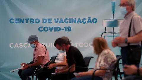 16 July 2021, Portugal, Lisbon: People wait their turn to be vaccinated during a Corona vaccination campaign. Portugal has been classified as a high-incidence area by the federal government because of particularly high infection rates. Photo: Pedro Fiuza/ZUMA Wire/dpa