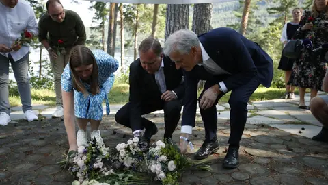 21 July 2021, Norway, Utoya: (L-R) Astrid Hoem, chairwoman of AUF, Stefan Lofven, Prime Minister of Sweden, and Jonas Gahr Store, leader of the Norwegian Labour Party, lay flowers at the Utoya memorial during a ceremony held a day before the 10th anniversary of the 2011 Norway terror attacks. Photo: Beate Oma Dahle/NTB/dpa.