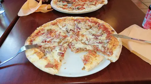 Typical pizzas that are served in pizzerias in Finland. Photo: Foreigner.fi.