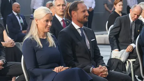 22 July 2021, Norway, Oslo: Haakon (R), Crown Prince of Norway, Mette-Marit (L), Crown Princess of Norway, and Secretary-General of NATO Jens Stoltenberg (C) attend a memorial service at the Government Office Complex to mark the 10th anniversary of the 2011 terror attacks in Norway where 77 people were killed. Photo: Geir Olsen/NTB/dpa